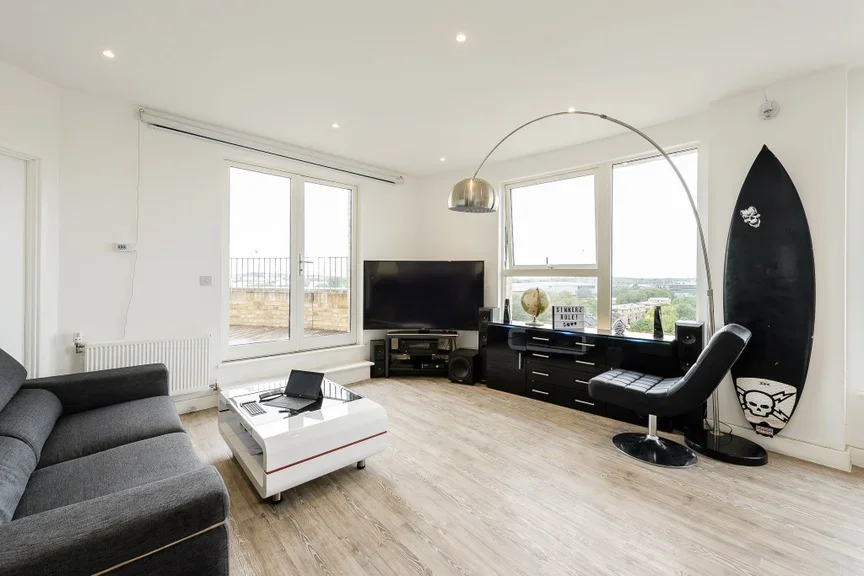 Flat Hilltop Avenue in Greater London