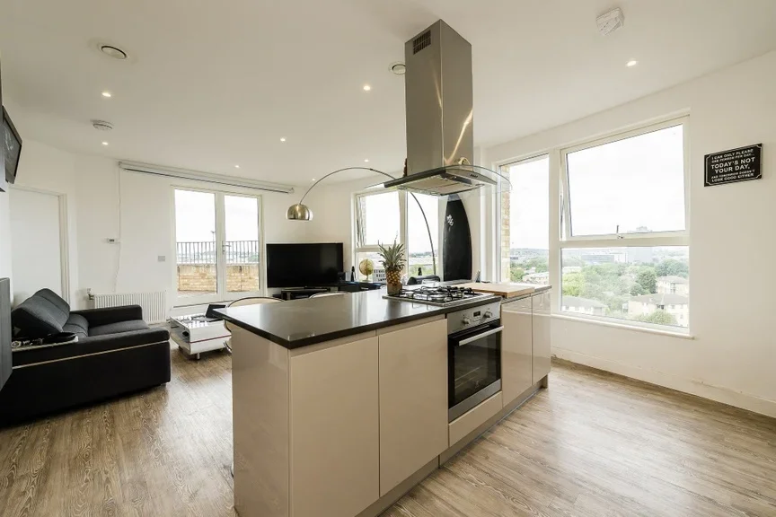 Flat Hilltop Avenue in Greater London
