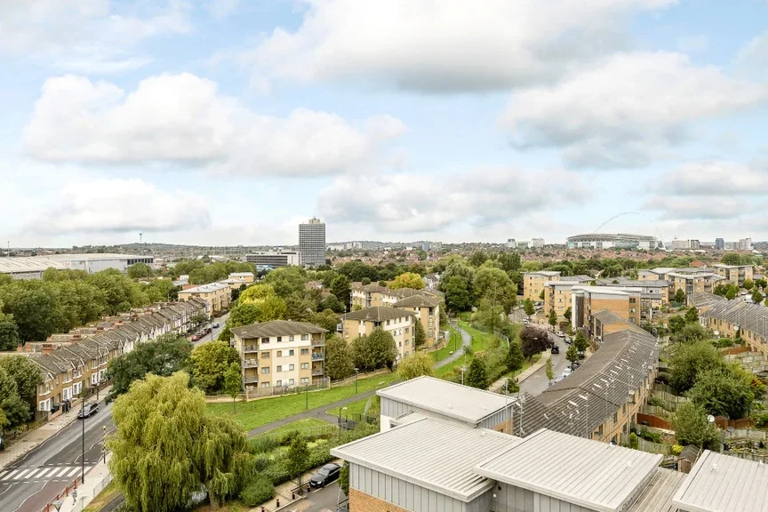 Flat Hilltop Avenue in Greater London
