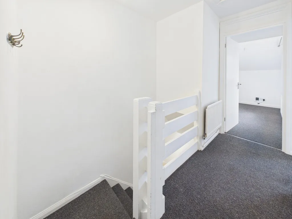 Flat Bennetts Road in Horsham