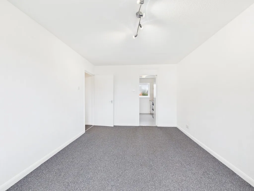 Flat Bennetts Road in Horsham