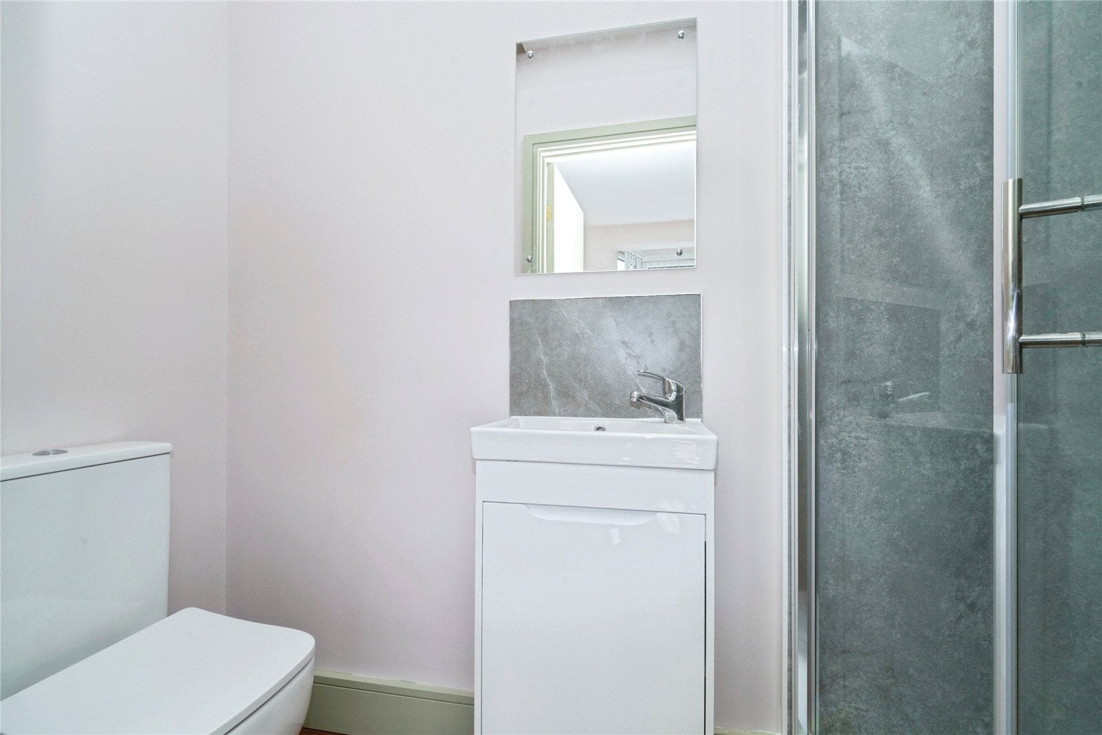 Room Nigel Close in Greater London