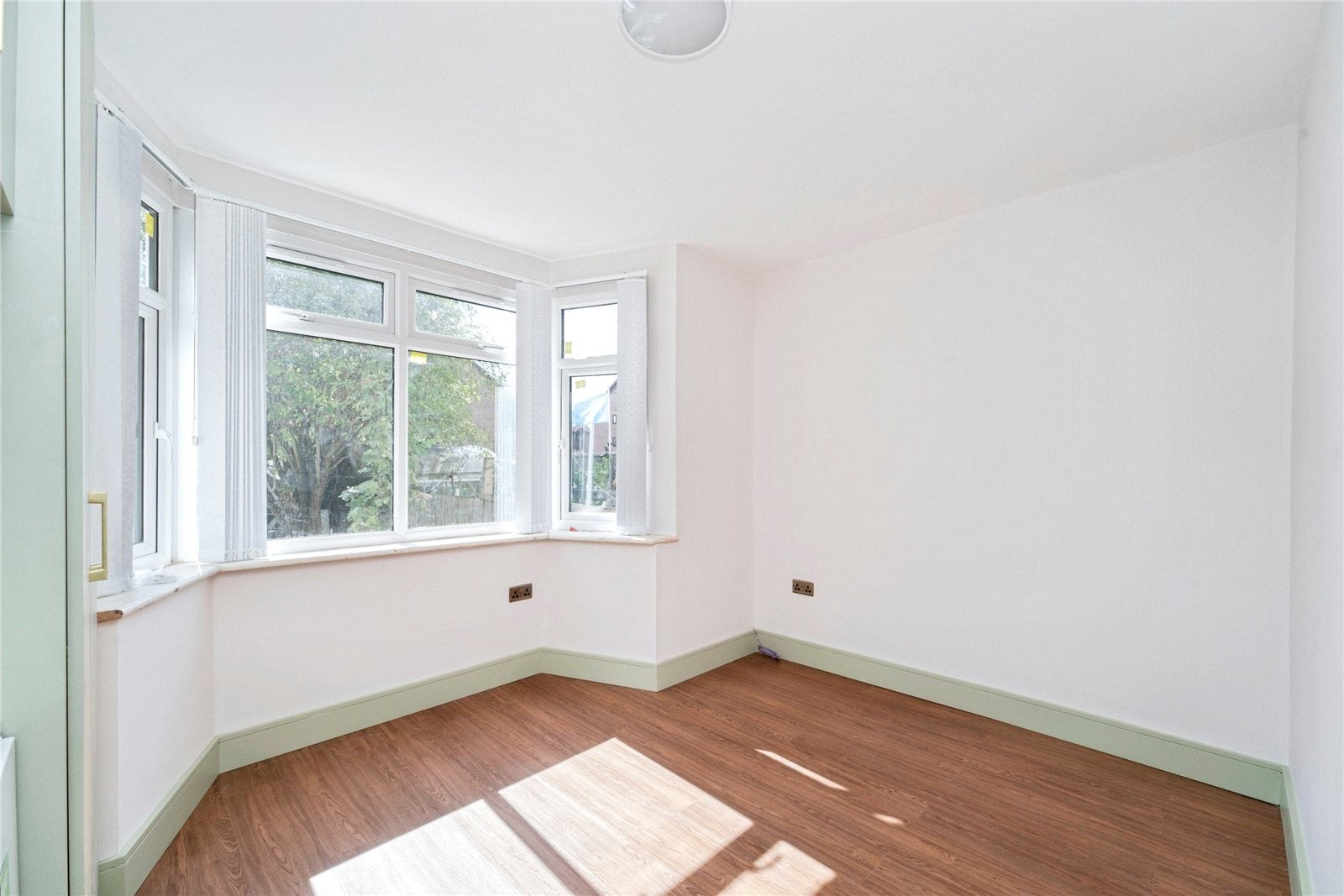 Room Nigel Close in Greater London
