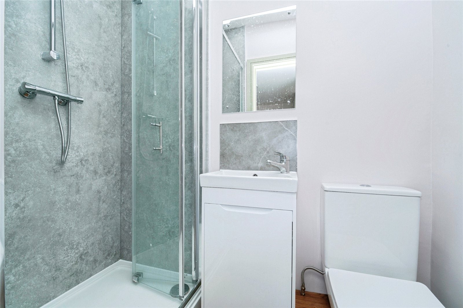 Room Nigel Close in Greater London