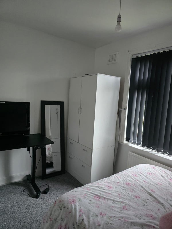 Room Athlone Avenue in Bury