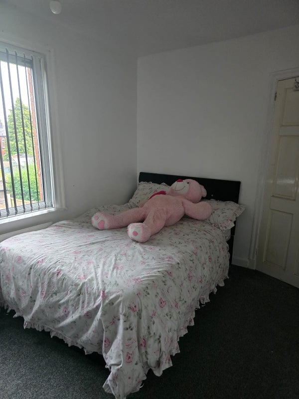 Room Athlone Avenue in Bury