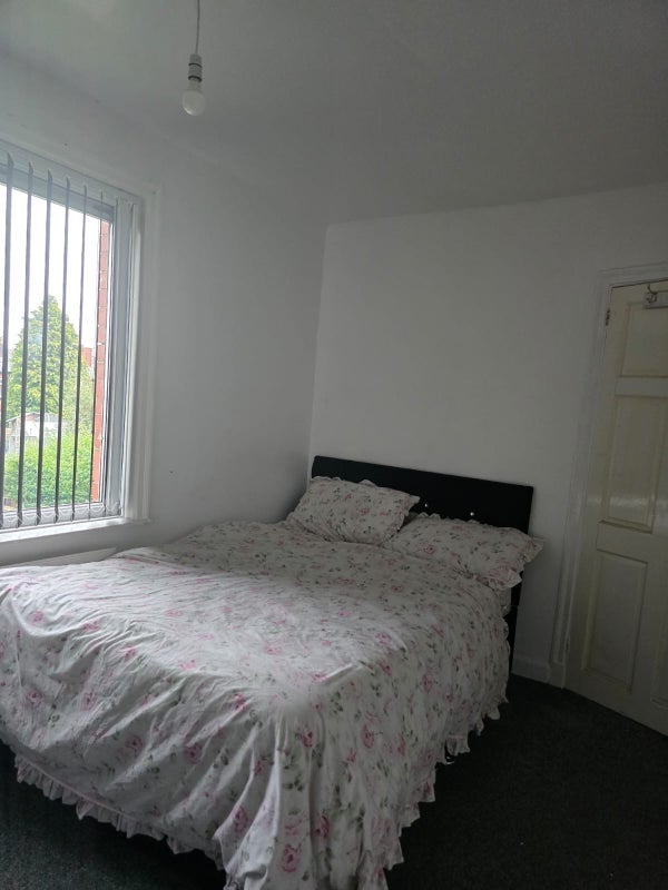 Room Athlone Avenue in Bury