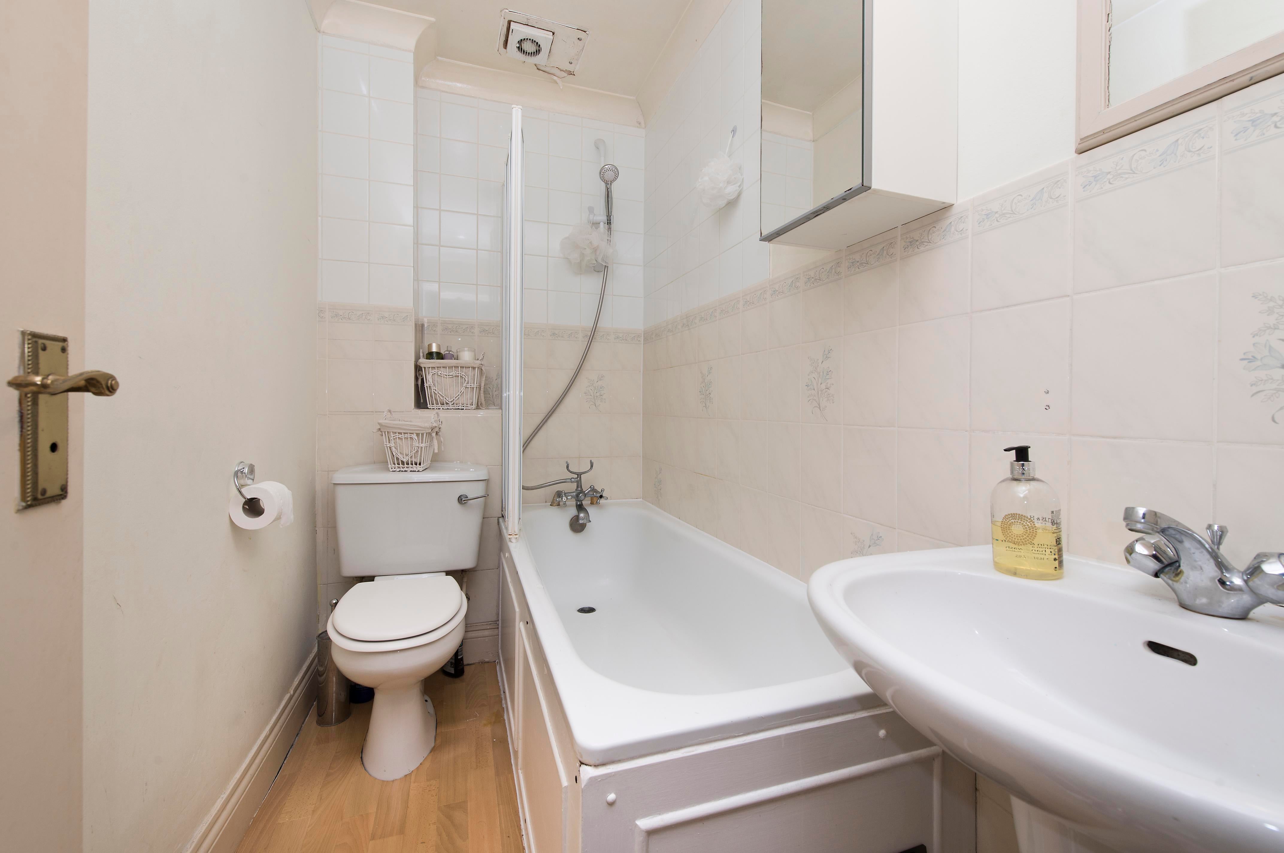 Flat Gratton Road in Greater London