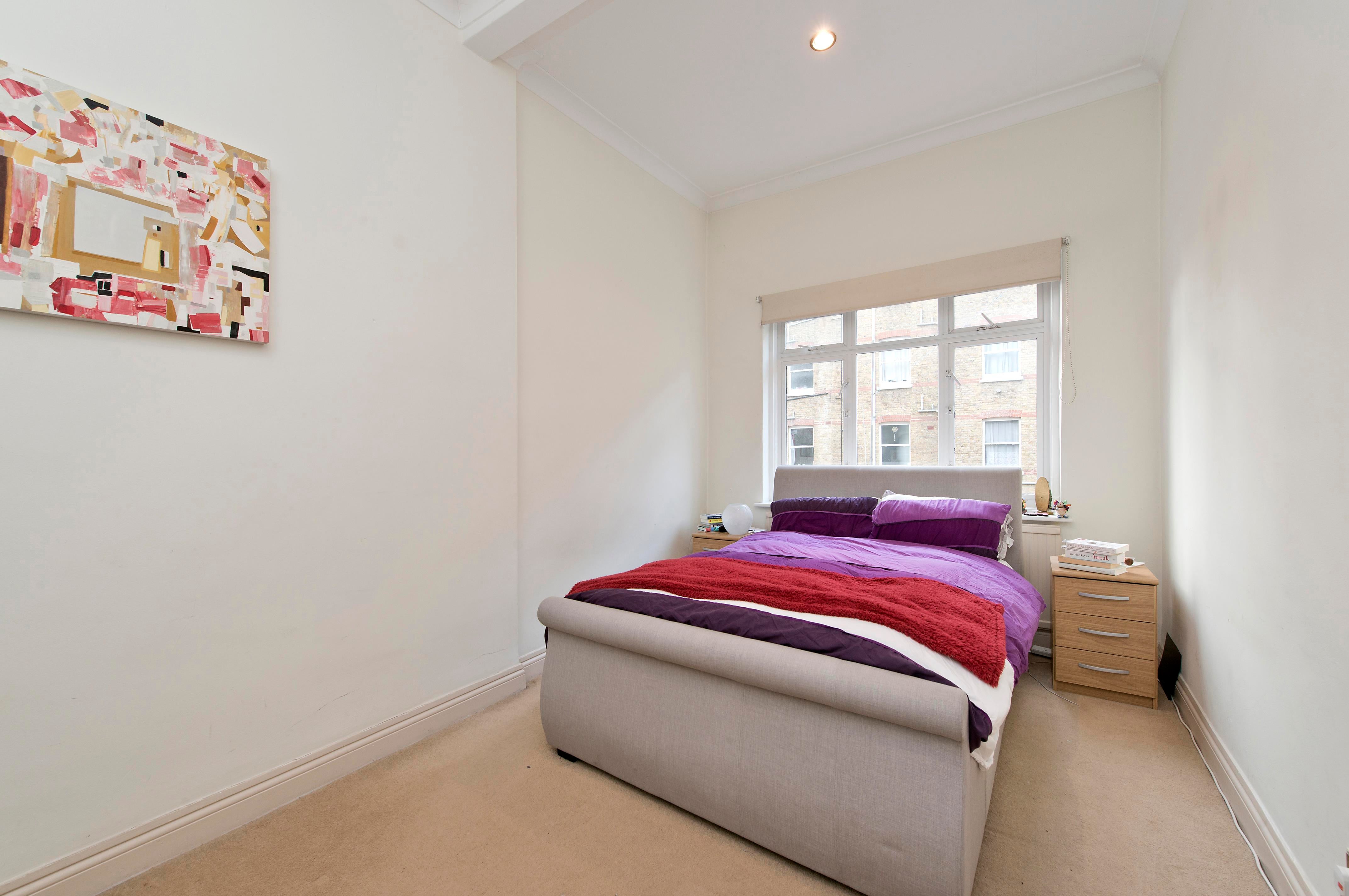 Flat Gratton Road in Greater London