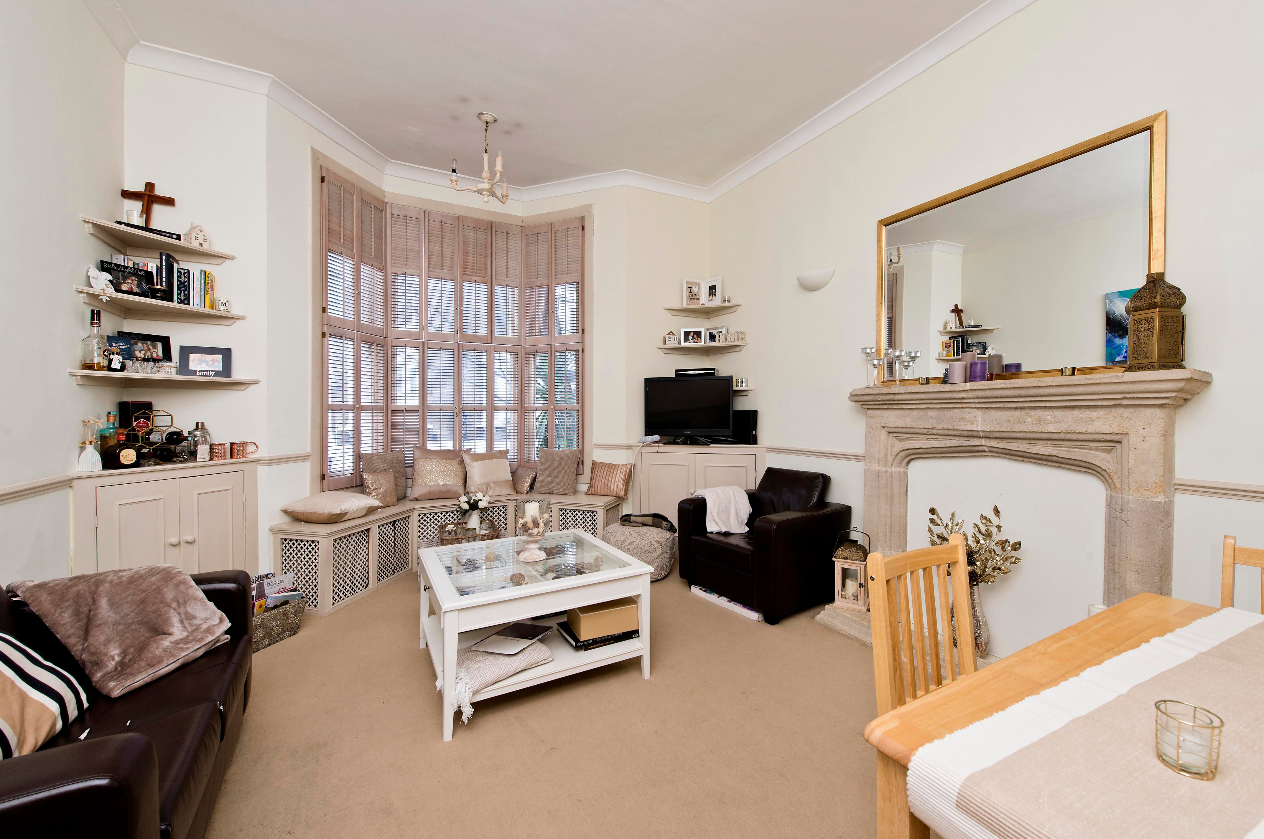 Flat Gratton Road in Greater London