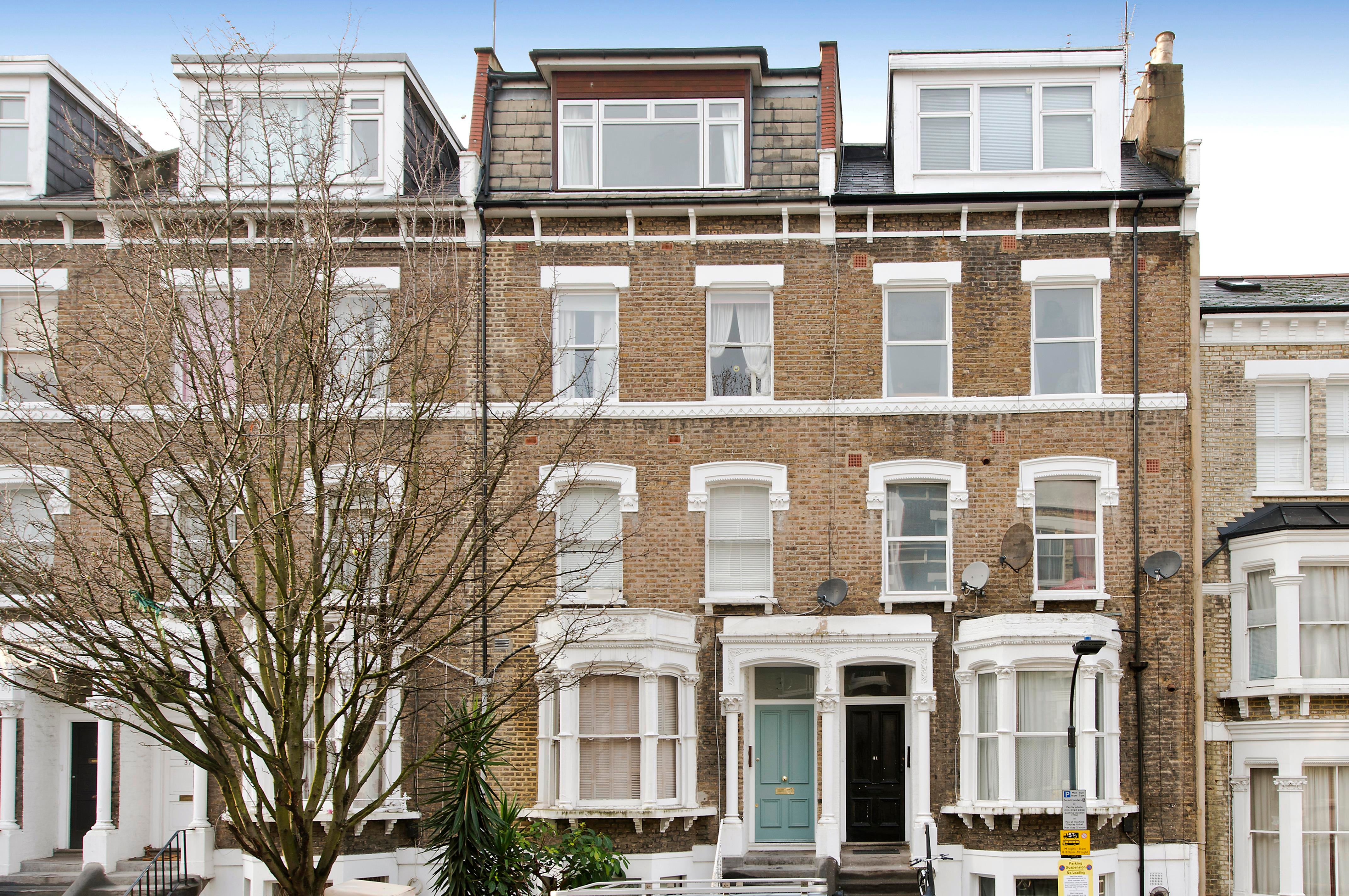 Flat Gratton Road in Greater London