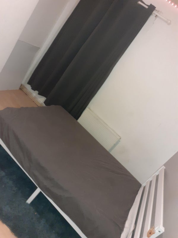 Room Victor Road in Greater London