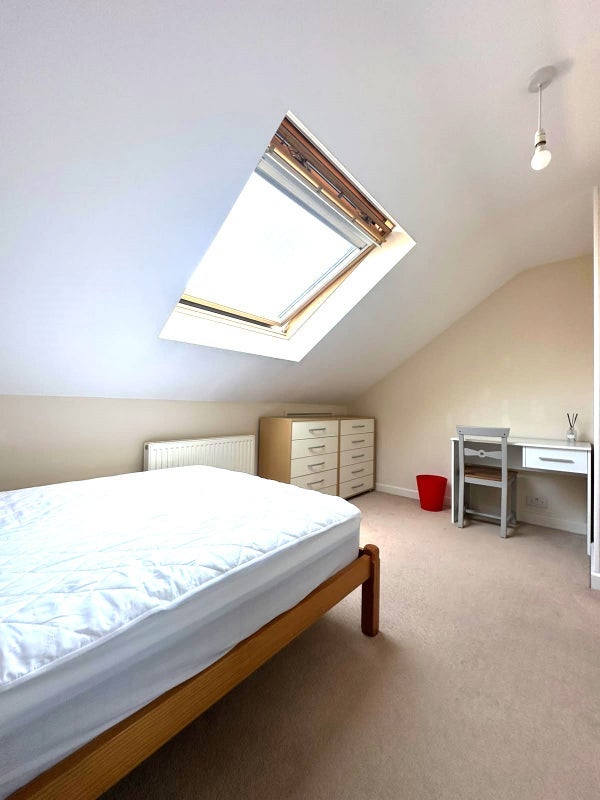 Flat Craven Avenue in Greater London