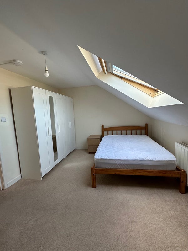 Flat Craven Avenue in Greater London