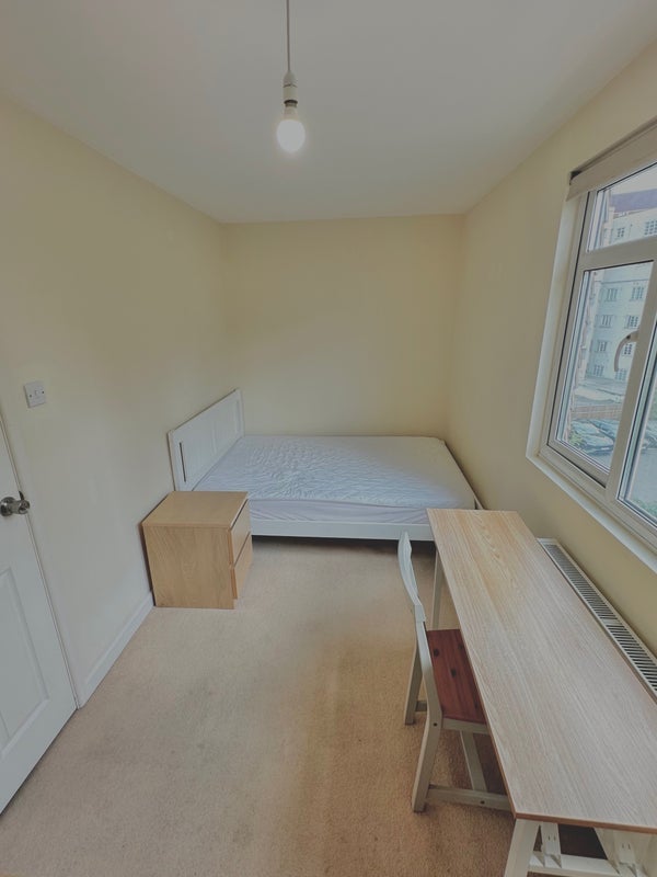 Room Craven Avenue in Greater London