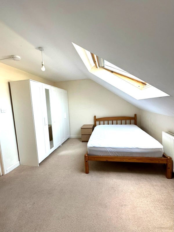 Flat Craven Avenue in Greater London