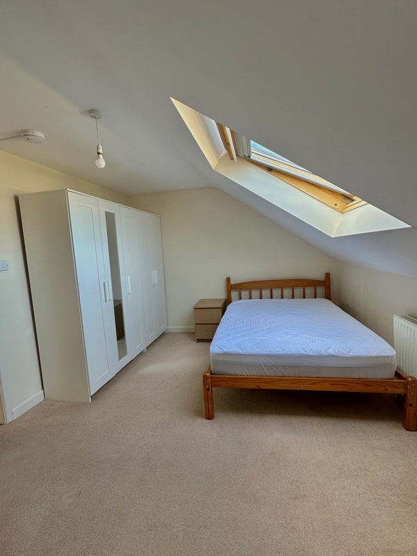 Flat Craven Avenue in Greater London