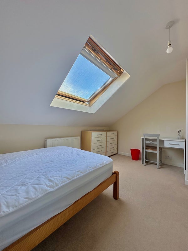 Flat Craven Avenue in Greater London