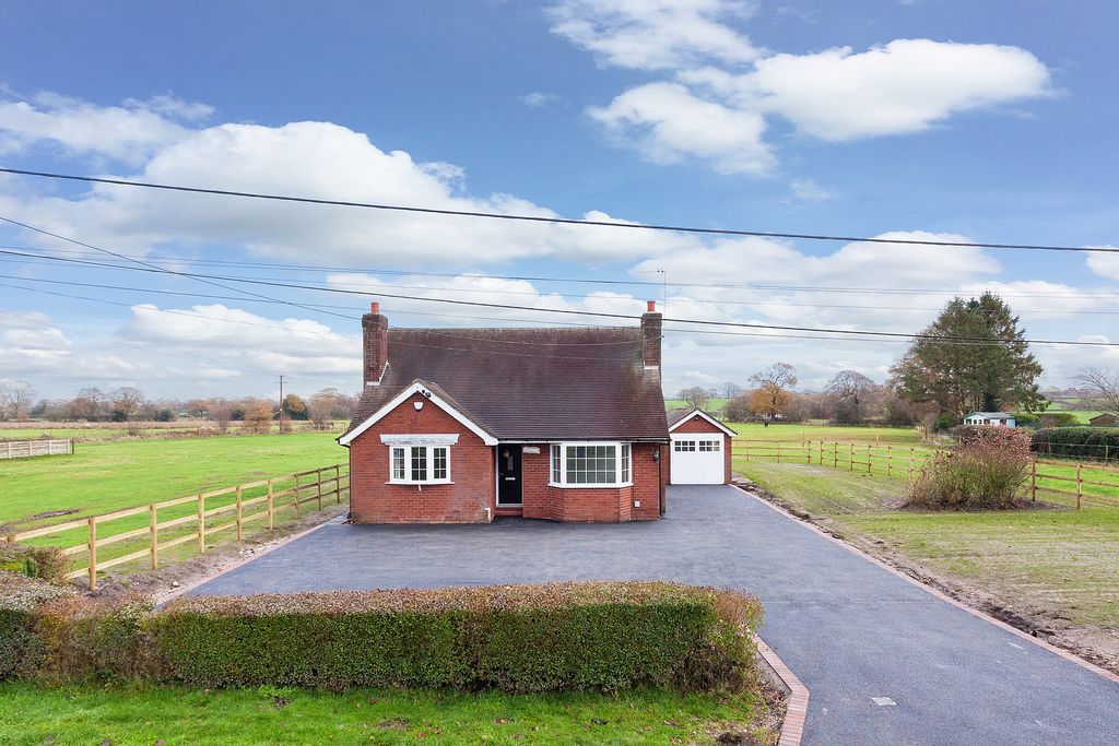 House Giantswood Lane in Somerford Booths