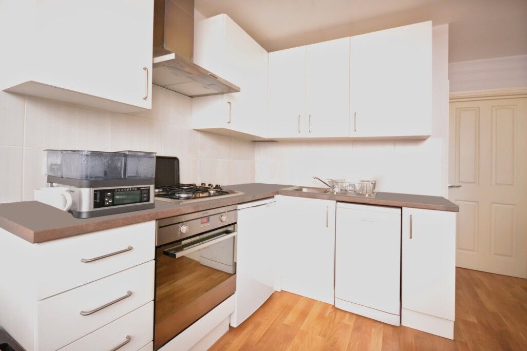Flat Gascony Avenue in Greater London