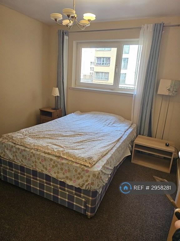 Flat Elbe Street in City of Edinburgh