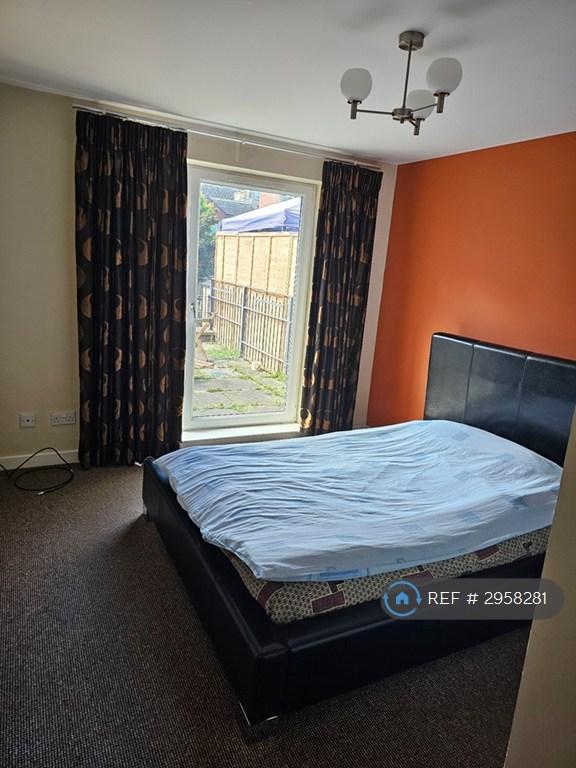 Flat Elbe Street in City of Edinburgh