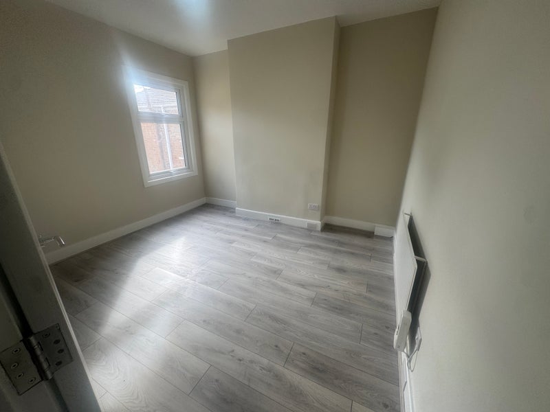 Room Honley Road in Greater London