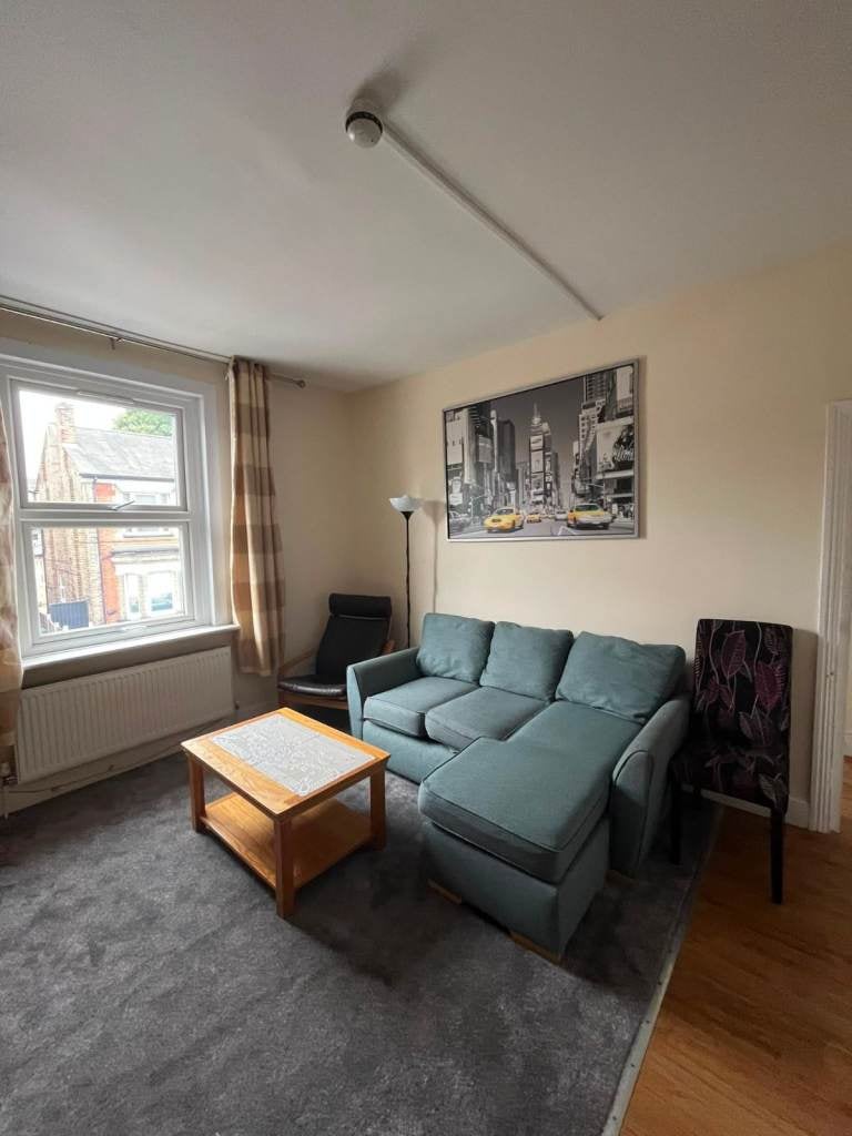 Flat Woodford Road in Watford