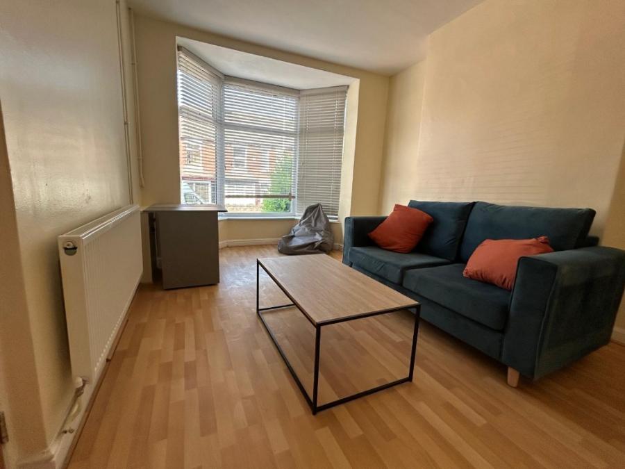 Room Scott Lidgett Road in Stoke-on-Trent