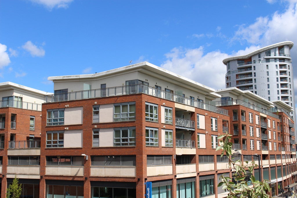 Flat Deanery Road in Bristol