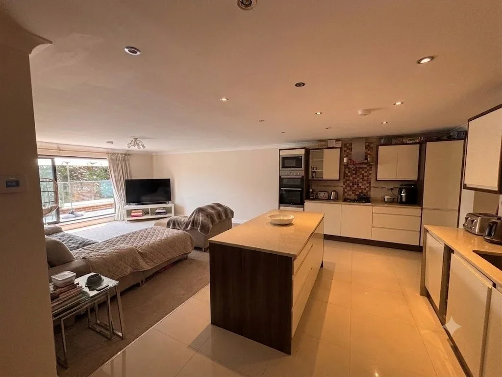 Flat Swakeleys Road in Greater London