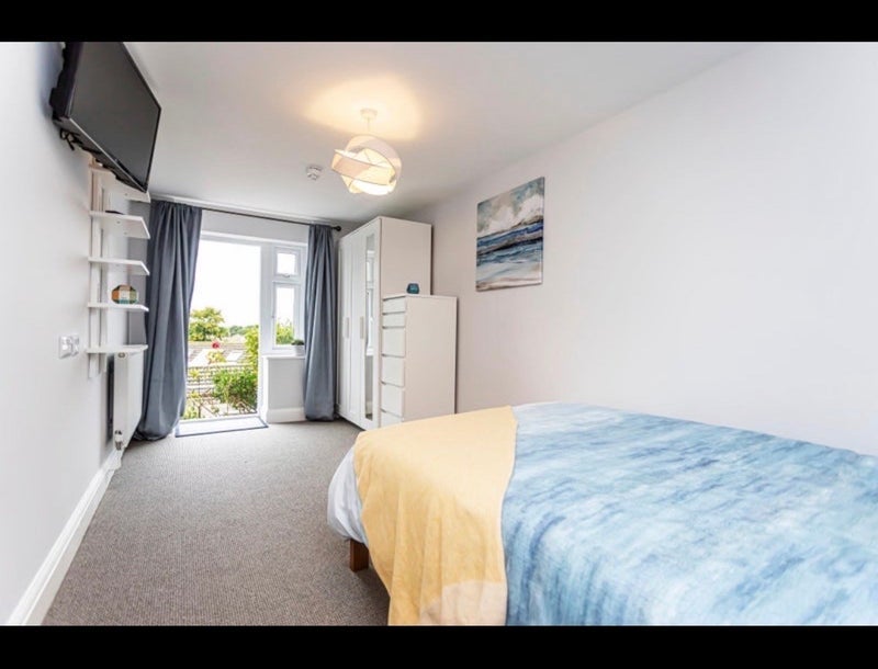 Room Haymoor Road in Poole