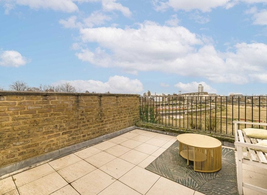 Flat Philbeach Gardens in Greater London