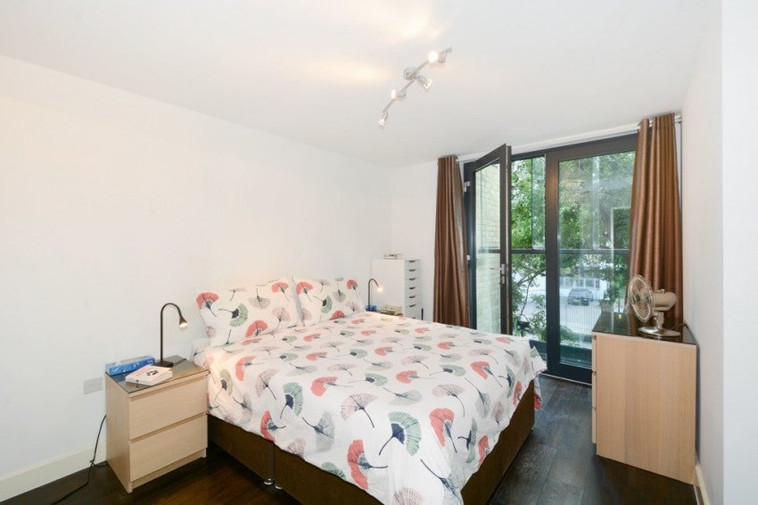 Flat Surrey Quays Road in Greater London