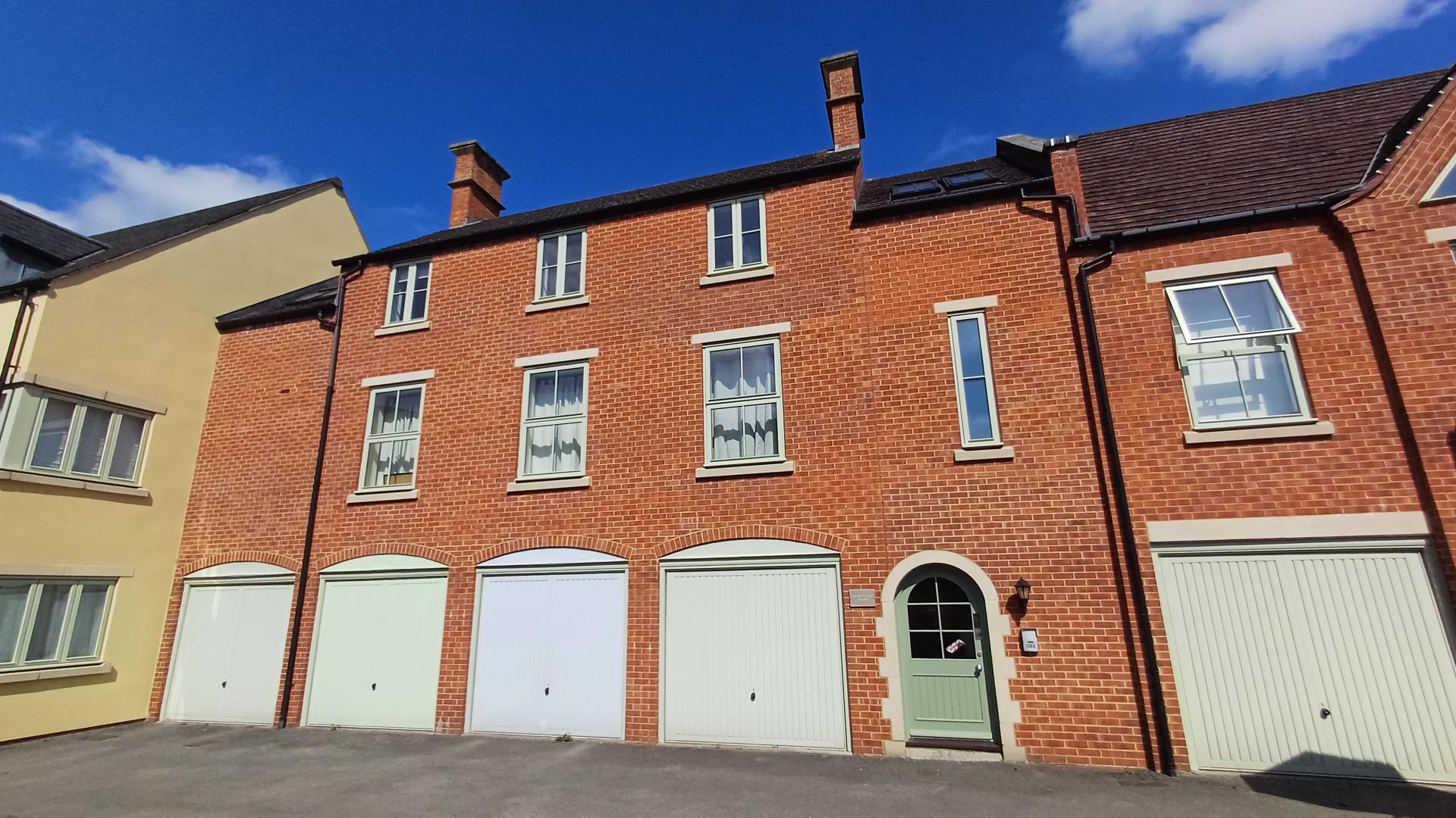Flat Coachman's Court in Cotswold District