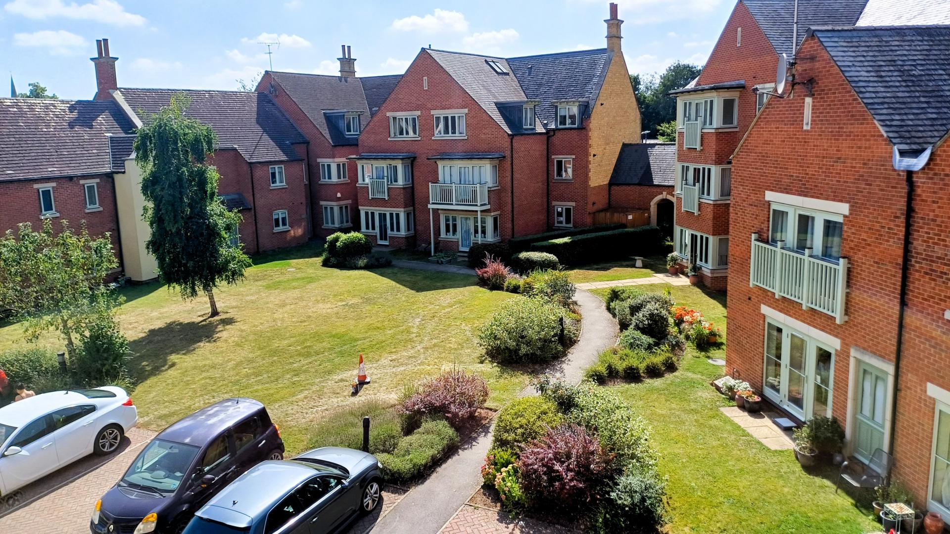 Flat Coachman's Court in Cotswold District