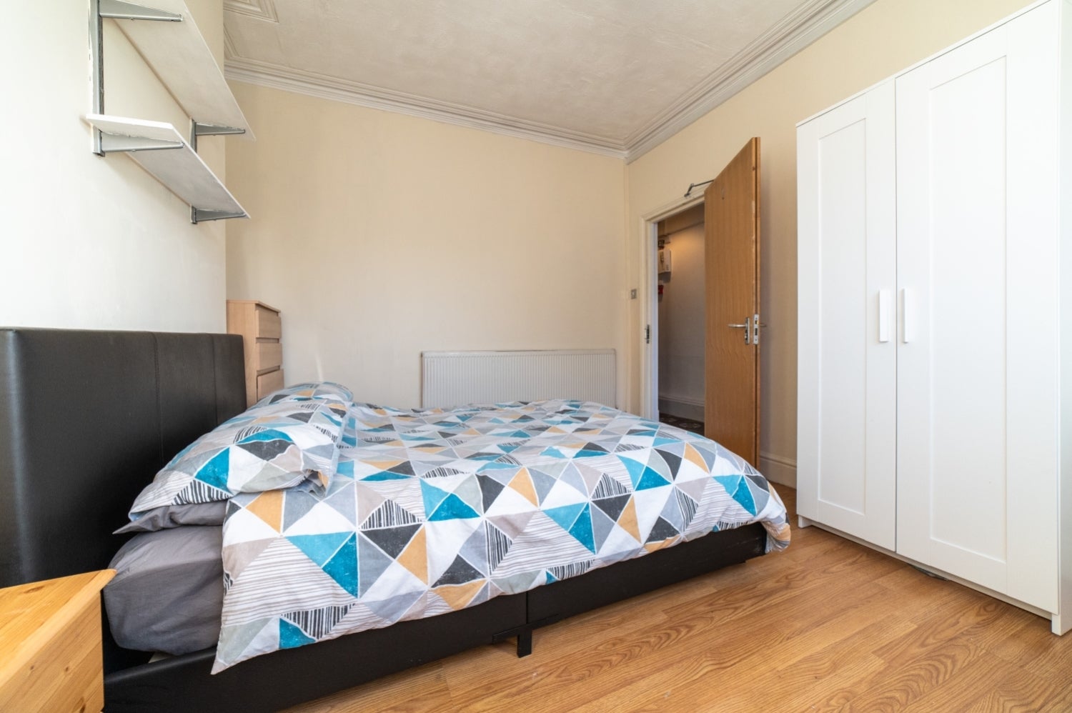Room Cottrell Road in Cardiff