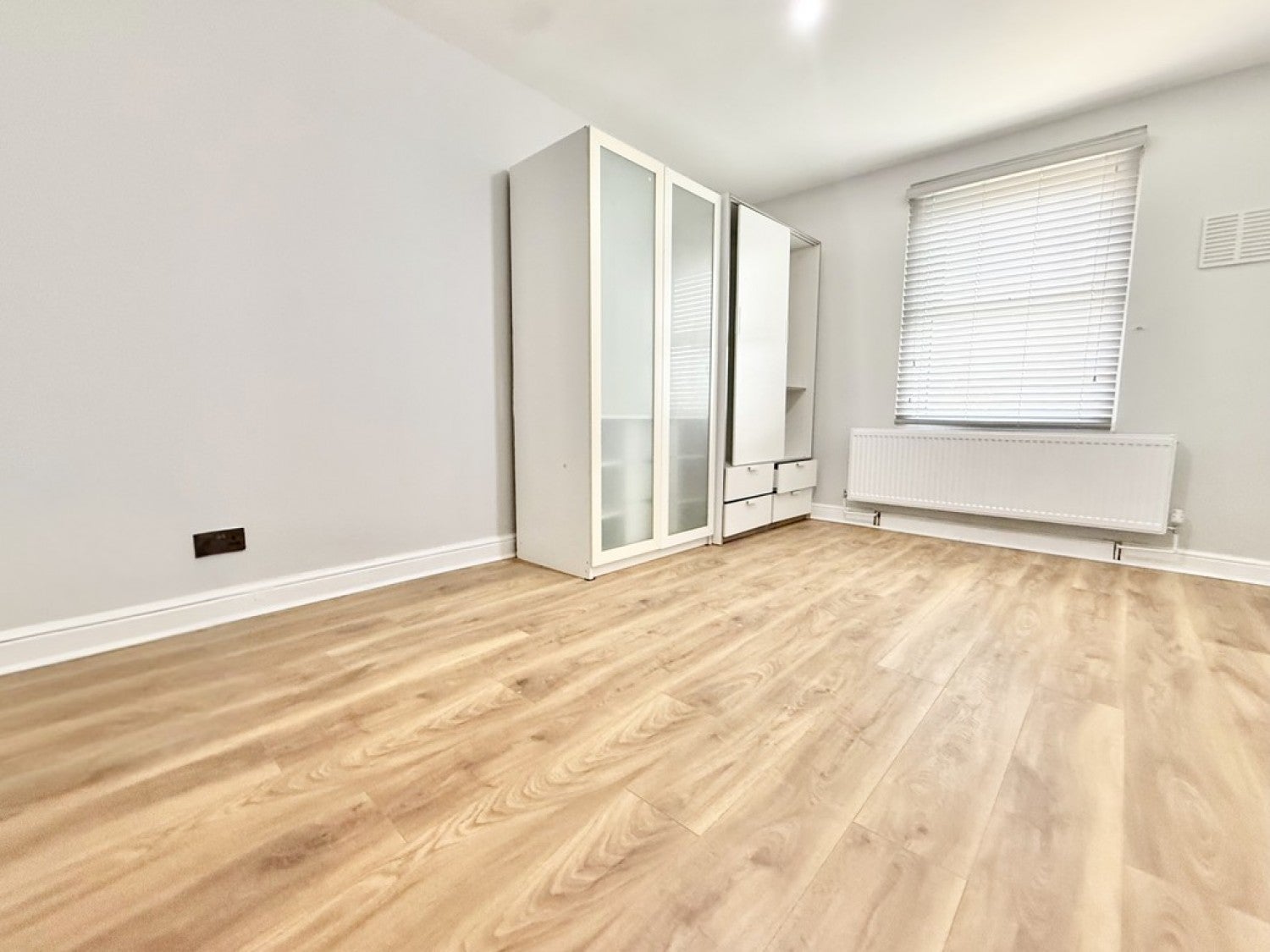 Flat Clyde Road in Greater London