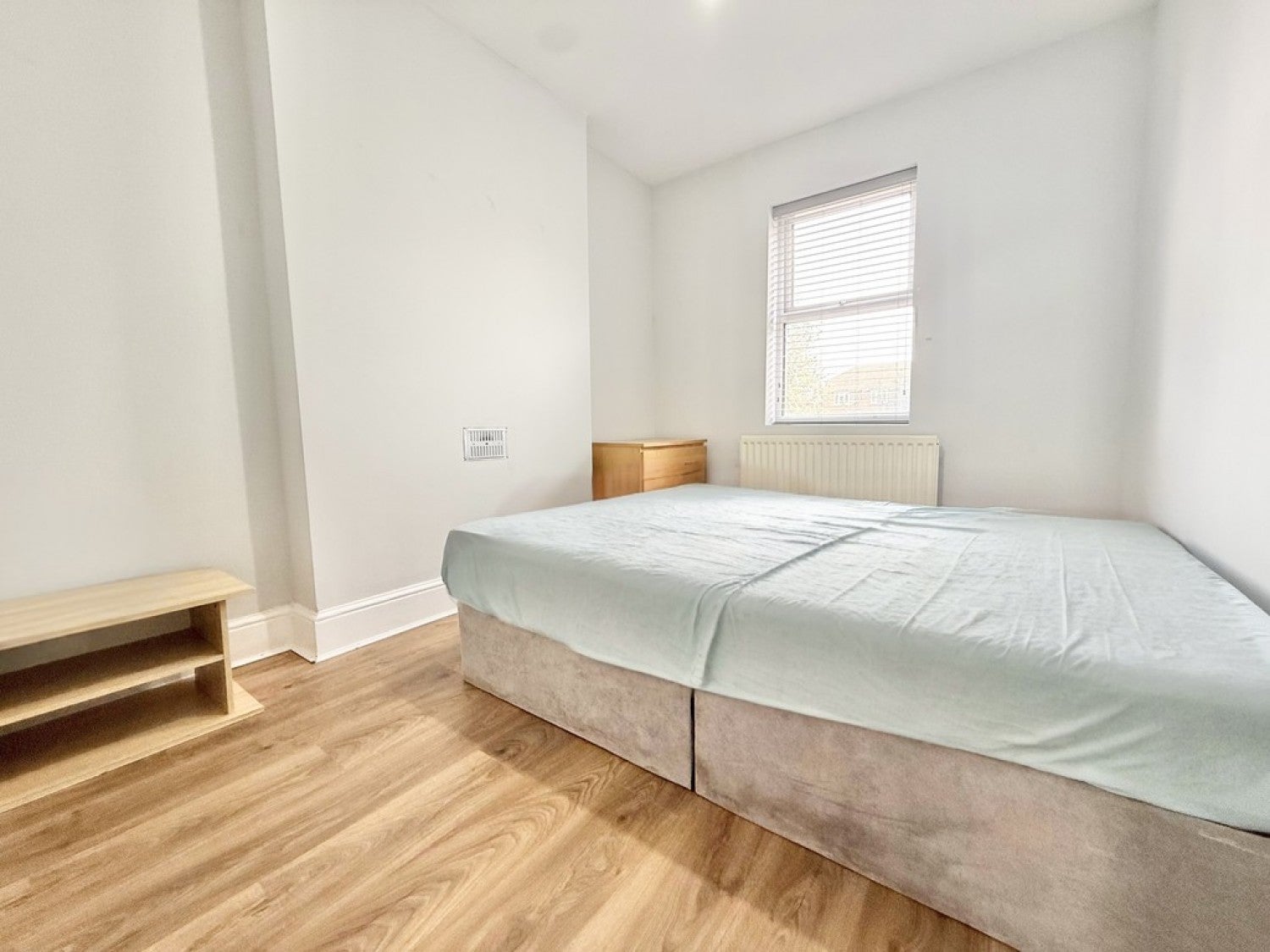 Flat Clyde Road in Greater London