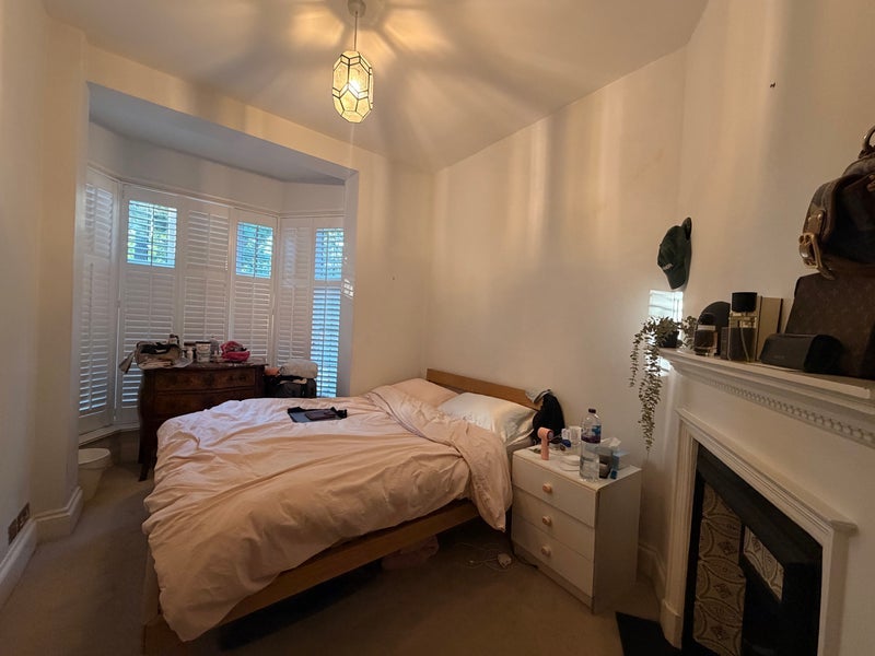 Room Grantham Road in Greater London
