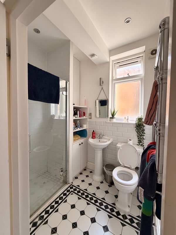 Room Grantham Road in Greater London