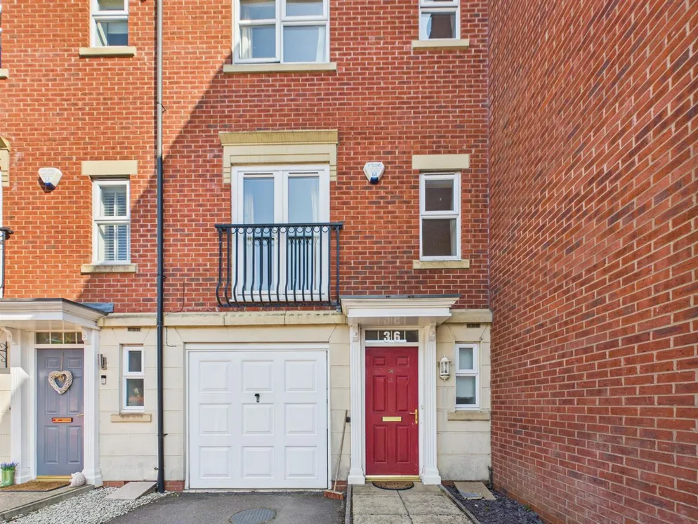 House Davies Close in Harborough