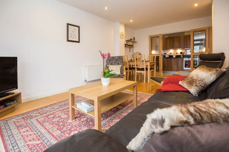 Flat Larden Road in Greater London