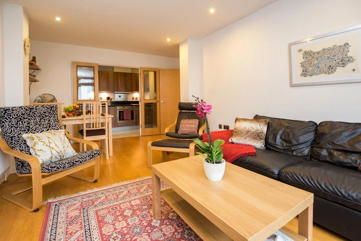 Flat Larden Road in Greater London