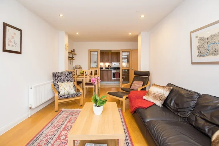 Flat Larden Road in Greater London