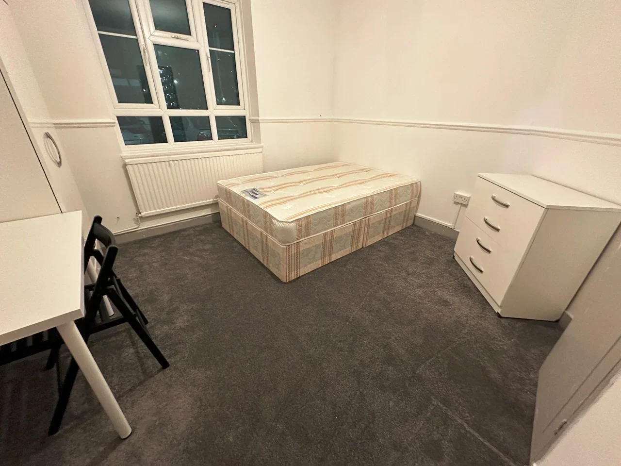 Room Bloemfontein Road in Greater London