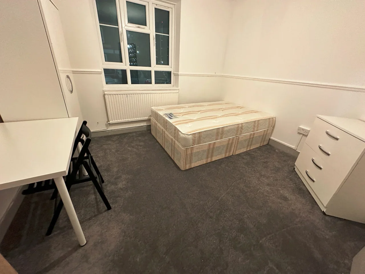 Room Bloemfontein Road in Greater London