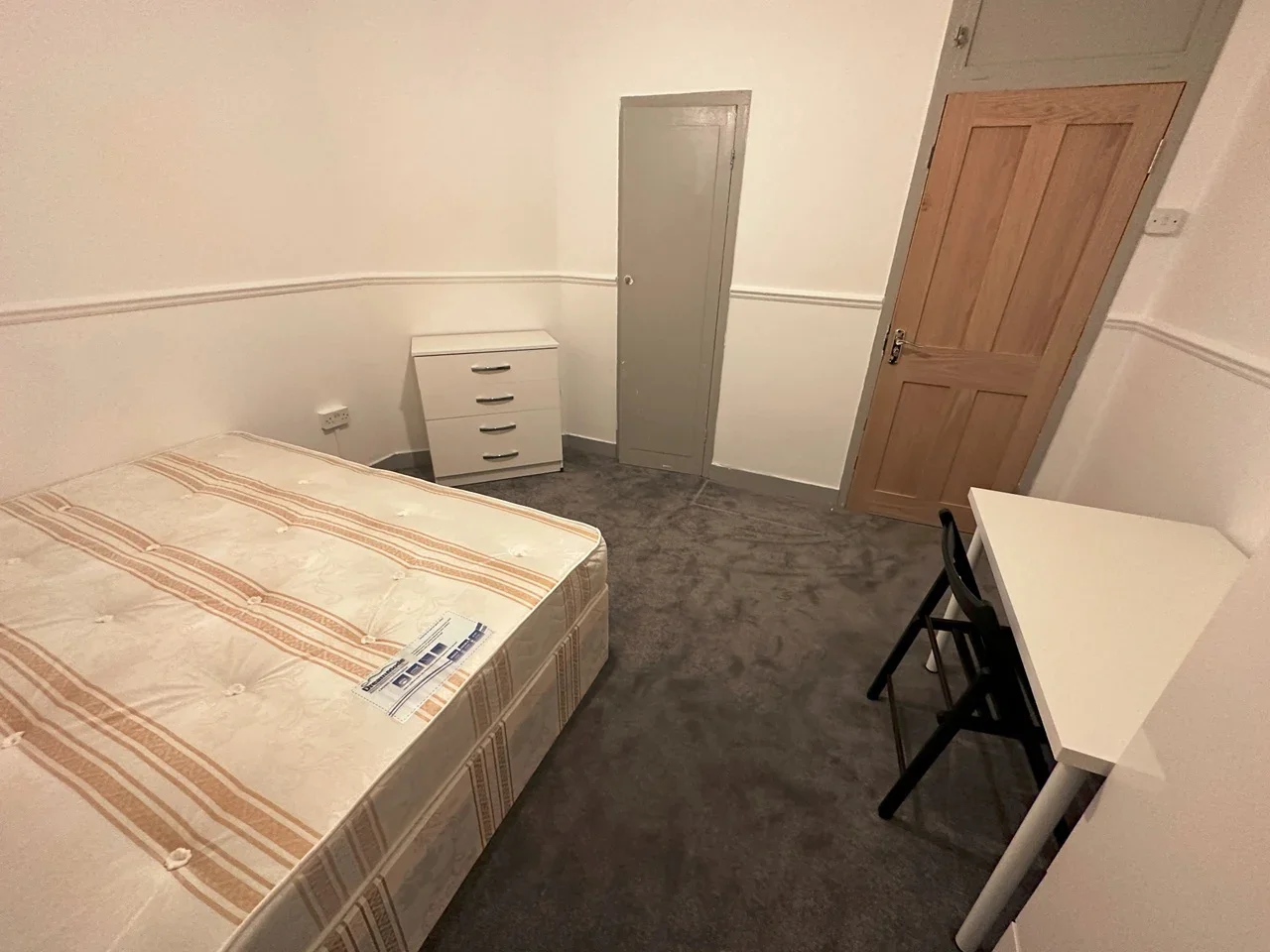 Room Bloemfontein Road in Greater London