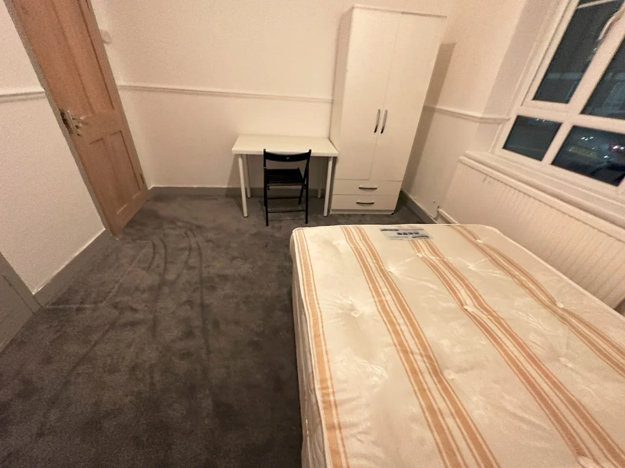 Room Bloemfontein Road in Greater London
