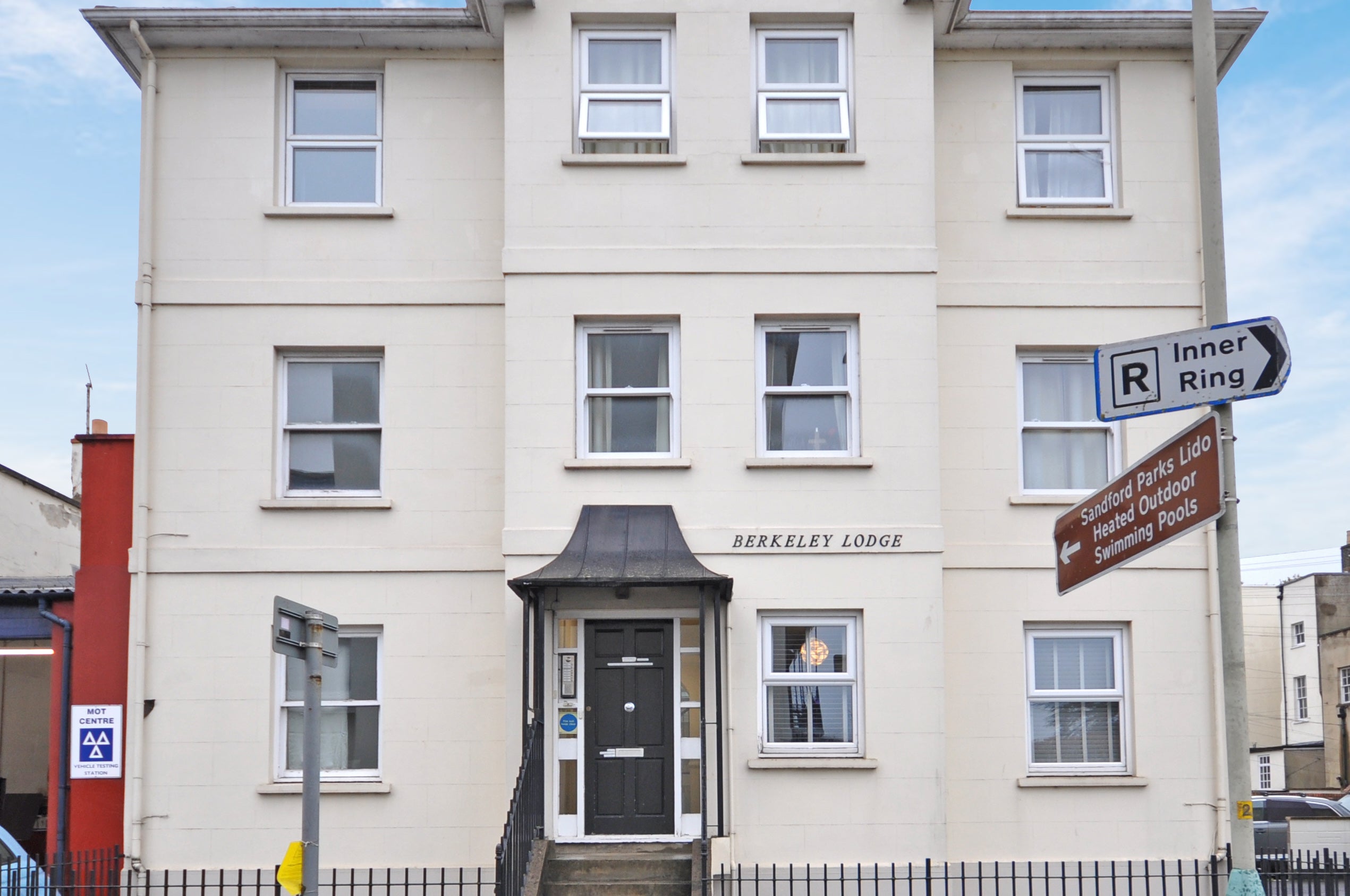 Flat Hewlett Road in Cheltenham